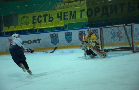 "Барс" переиграл "Молнию"