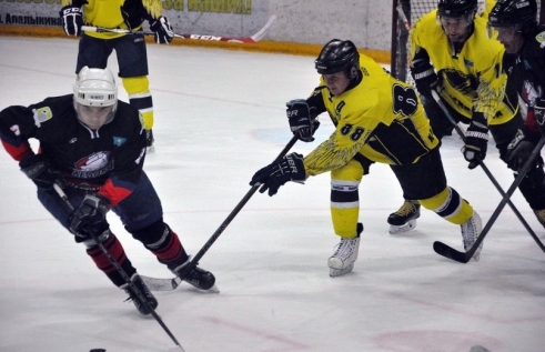 Карагандинские "Беркуты" и "Ледокол" сразились на льду "Арены"